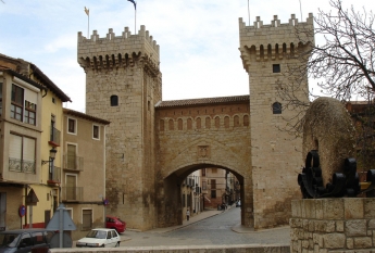 Los bomberos abastecen de agua potable a los vecinos de Daroca con camiones cisterna