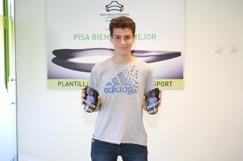 Ekain Orobengoa, delantero de la Real Sociedad Infantil, recoge sus nuevas espinilleras hechas a medida
