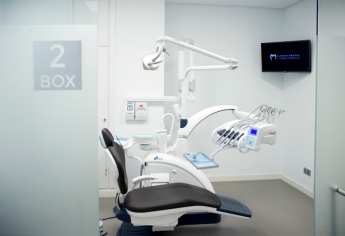 Los secretos para mantener los dientes sanos en verano por la Clínica Dental Pablo Murillo