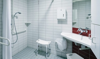Decobath enumera consejos y normativa para adaptar un baño para discapacitados