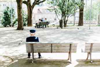 Noticias Personas Mayores | Anciano en el parque 