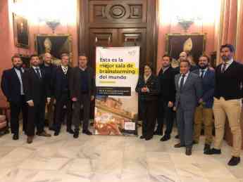 La Junta Directiva de la AEPS el pasado 21 de enero, en el Ayuntamiento de Sevilla con el alcalde, Juan Espadas y la delegada de