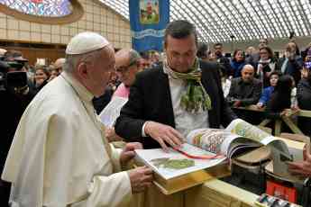 Noticias Artes Visuales | El Papa Francisco recibe el primer ejemplar