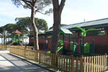 El Camping Bella Terra instala un nuevo parque infantil con dos zonas de juegos
