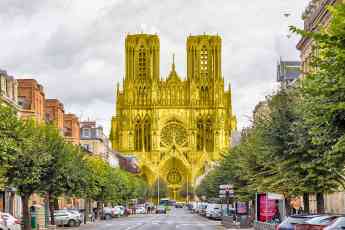 La artista Berta Jayo pinta las catedrales más famosas del mundo