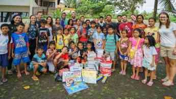 Carla Llamas junto a niños de Indonesia