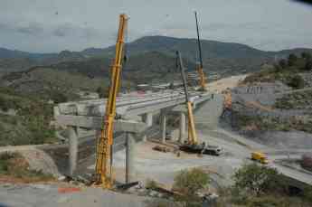 Montaje de vigas para puentes con gruas
