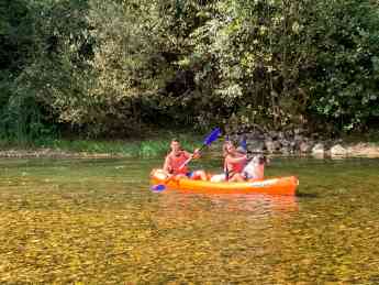 Descender el río en canoa es una actividad tradicional en el oriente de Asturias