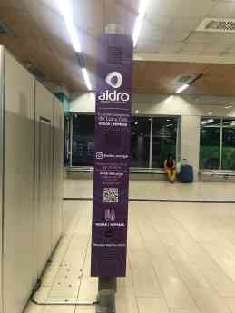 Aldro ayuda a recargar el móvil en el metro de Madrid