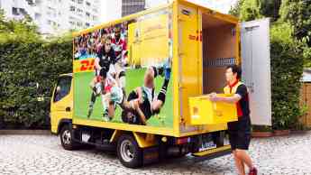 Noticias Marketing | DHL entrega la Copa Mundial de Fútbol en Japón