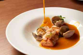 Los Montes de Galicia presenta la mejor receta de Sopa de pescado para Navidad