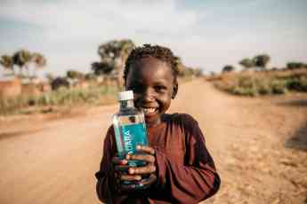 AUARA genera 12,4 M de litros de agua potable en países en desarrollo en 2019 con la venta de su agua mineral