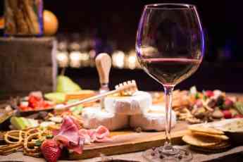 La tienda gourmet Delivinos explica el protocolo del vino en la mesa 