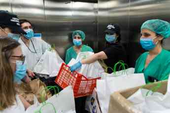 Comida vegana por valor de 100.000 dólares para profesionales sanitarios y colectivos vulnerables
