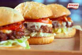 Emcesa produce más de un millón de hamburguesas durante el confinamiento 
