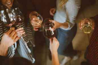 Delivinos Urban Gourmet presenta 5 vinos para llevar a casas de amigos
