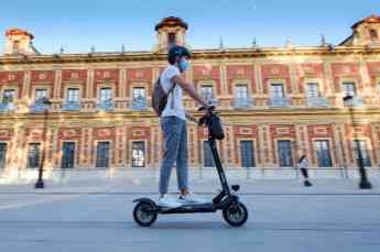 Desescalada en patinetes eléctricos y otros VMP: potenciar la seguridad con los acessorios de Zeeclo