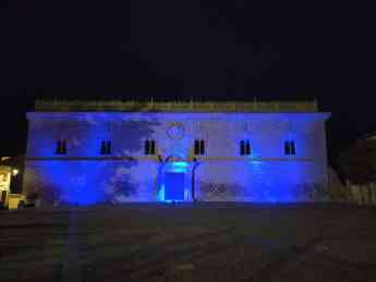 Cogolludo se sumó a #UnidosPorLaDislexia iluminando de azul su Palacio y fuente