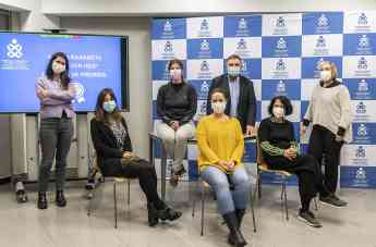Imagen de participantes y moderadores en la mesa de debate.