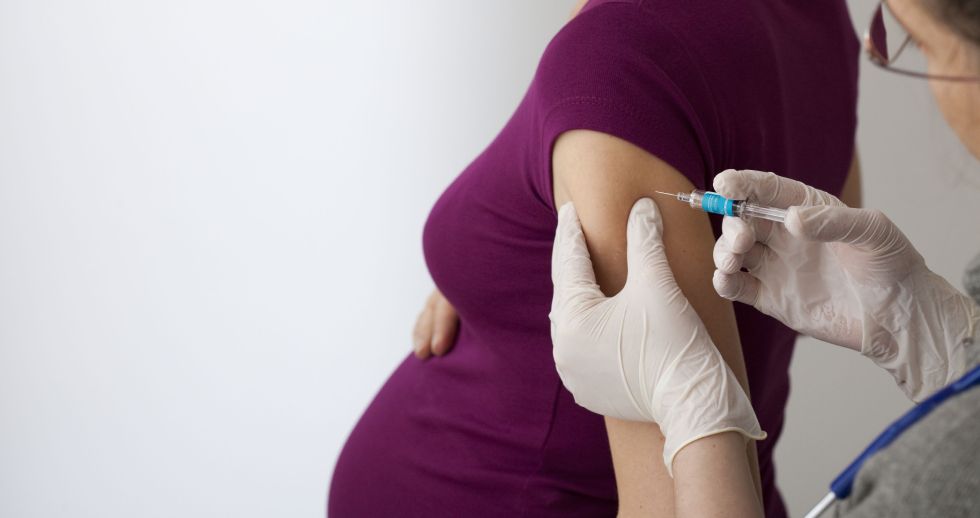 Expertos recomiendan no utilizar la vacuna contra la gripe en mujeres embarazadas