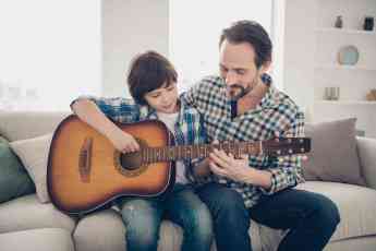 Beneficios de aprender a tocar la guitarra en la niñez
