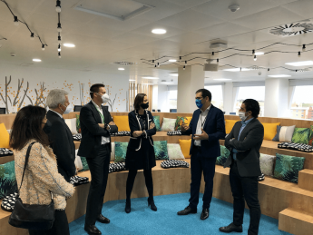 La Ministra de Industria visita a Schneider Electric para conocer su apuesta por la digitalización 