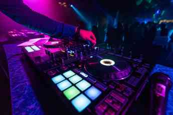 El resurgir de los eventos y la profesión de Dj ante el revés de la pandemia, según veladamoderna.com