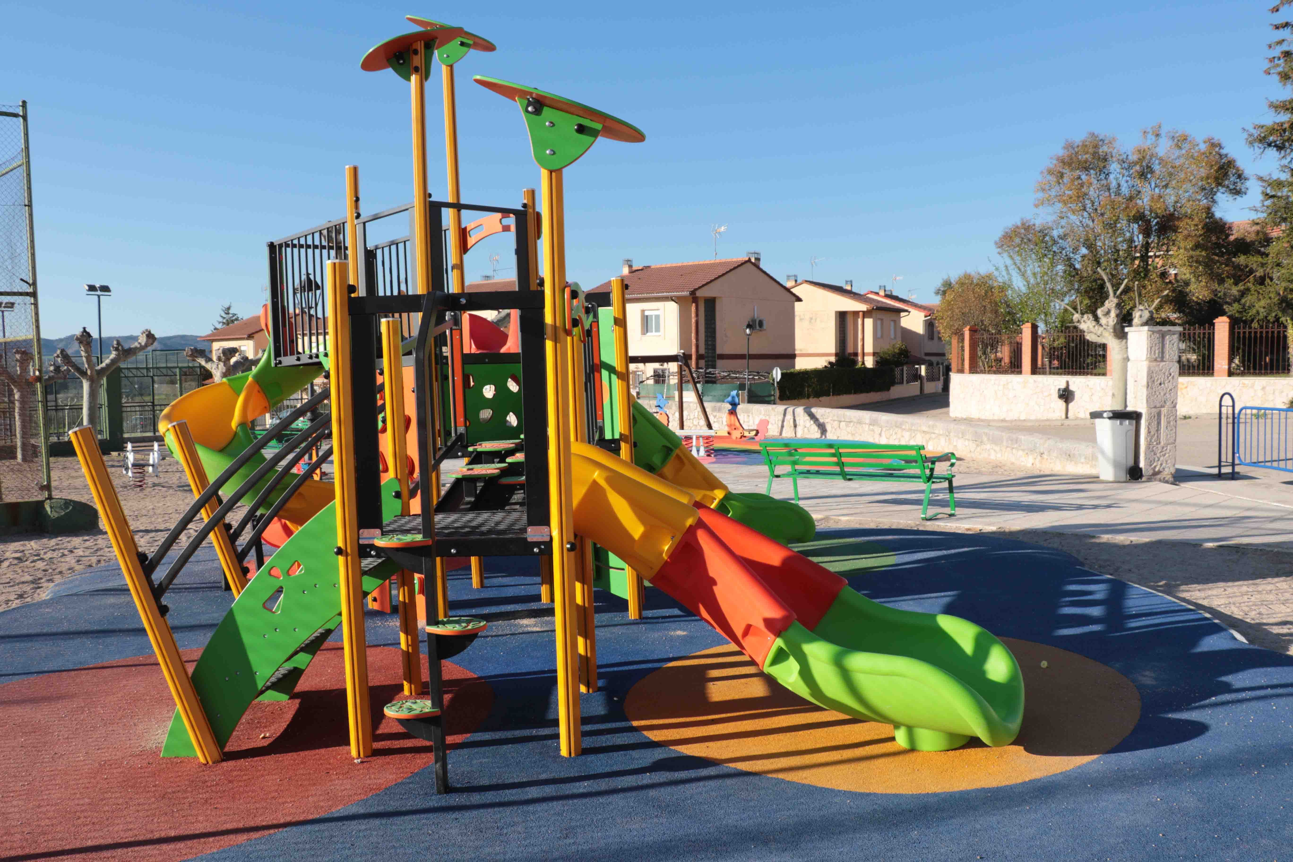 El Ayuntamiento de Almonacid renueva los parques infantiles del municipio