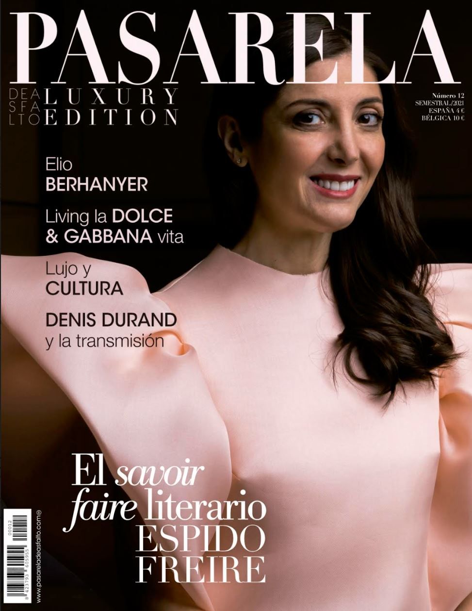 Espido Freire se convierte en portada de la revista Pasarela de Asfalto