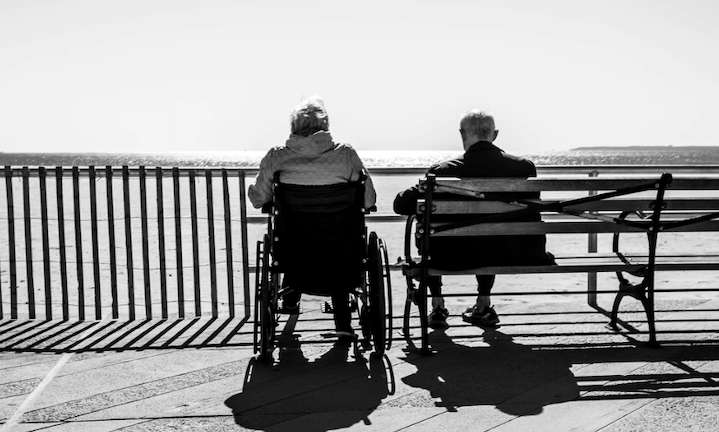 SEPES explica las principales desigualdades en el envejecimiento entre mujeres y hombres