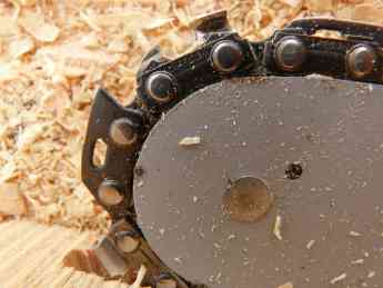 Una motosierra de calidad es una herramienta fundamental para una casa de verano, según Tomás Beltrán