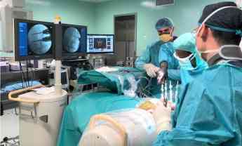 Fijación y estabilización de la columna vertebral accesible en pacientes no candidatos a cirugía abierta