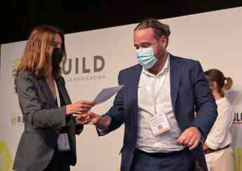 Rubén Sancho recibiendo el premio a mejor startup para Cosmos Engineering