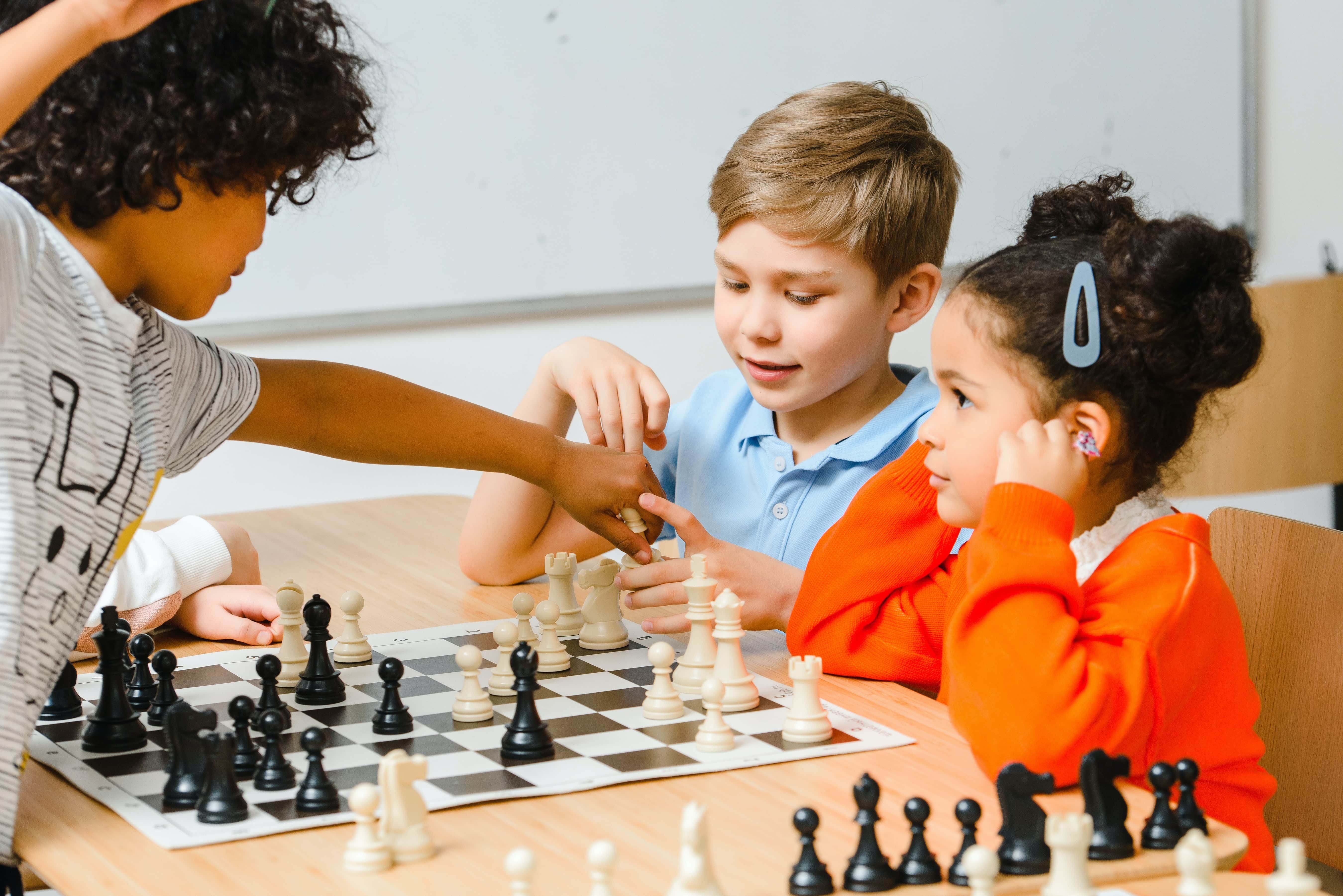 A quién favorece la enseñanza de ajedrez en la escuela?