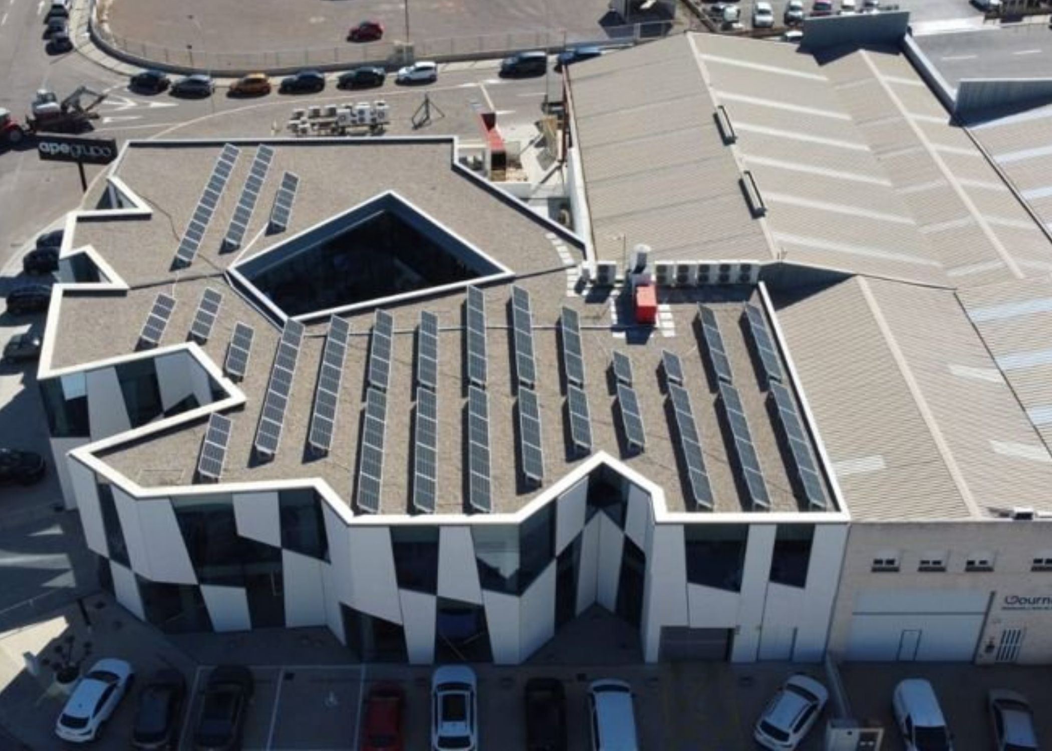APE Grupo instala placas solares para generar 150.000 kw/h anuales y evitar 36,8 toneladas de CO2