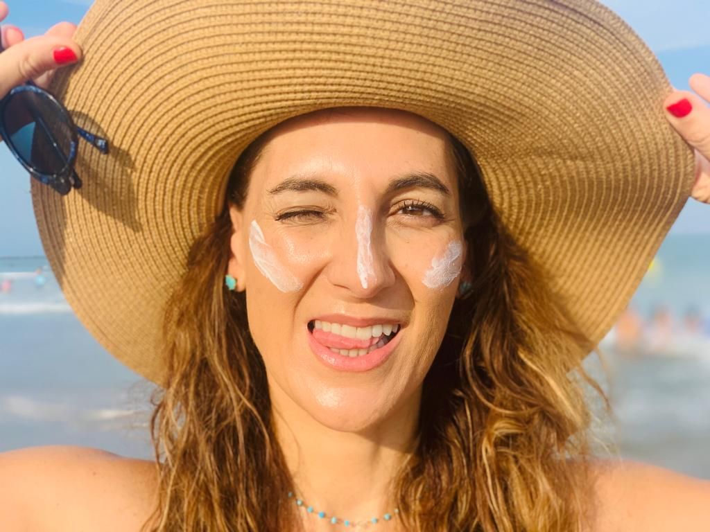 Foto de Mujer con protección solar en la playa de Almería