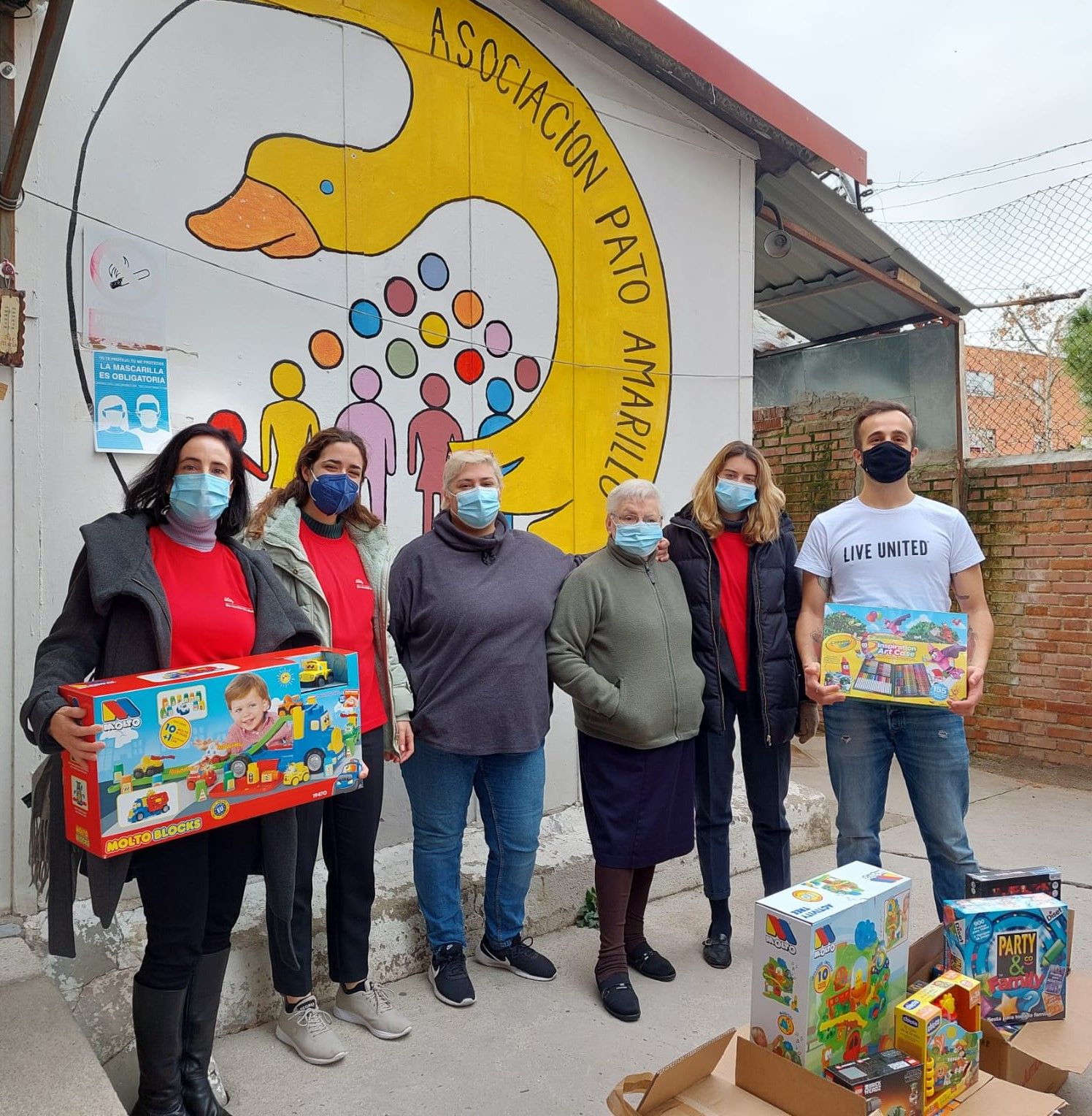 Foto de Lilly entrega 276 juguetes para niños de Madrid en riesgo de