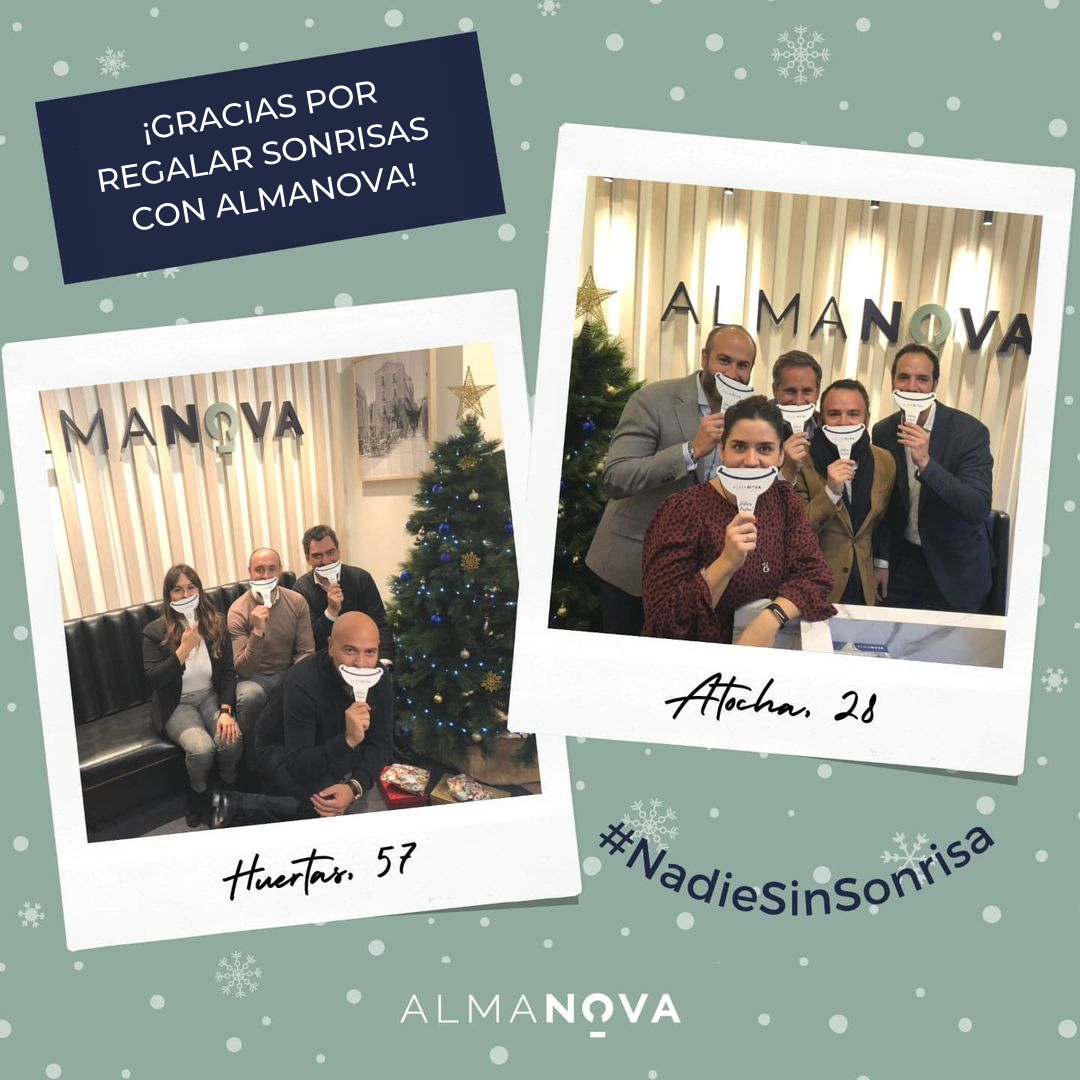 Fotografia El equipo de Almanova posa con el flyer promocional de la