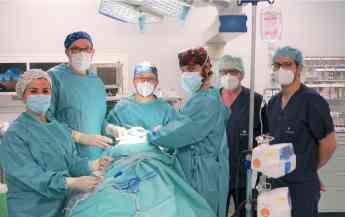 Equipo cirujanos en quirófano