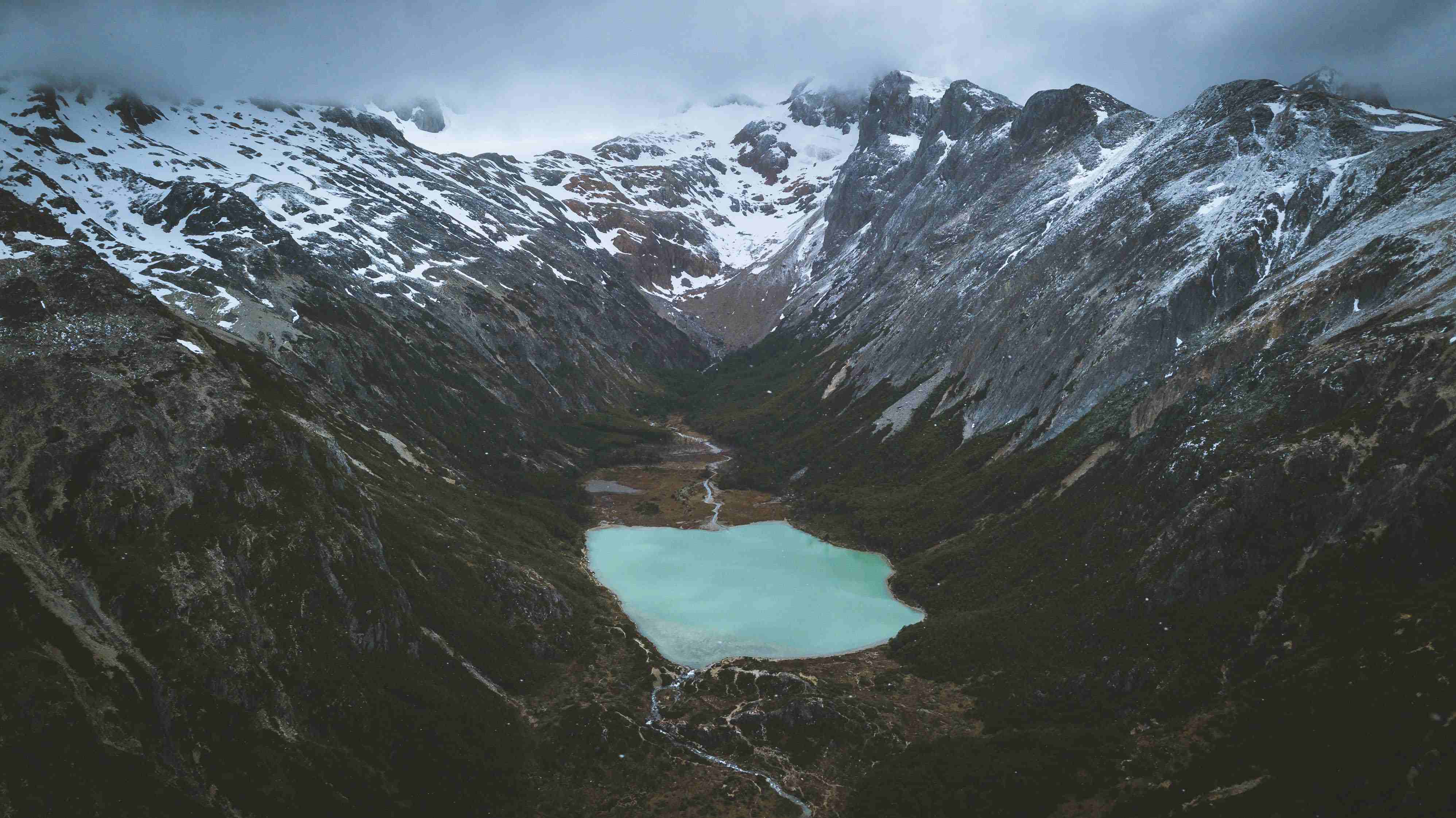 1642173170 Majestuosos lagos glaciarios entre cordones monta osos.