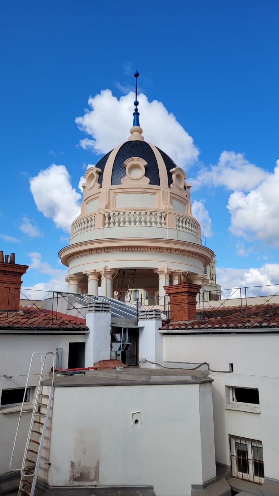 Finalizan las obras de reparación de la cúpula de tejado de pizarra del Ex Edificio La Adriática