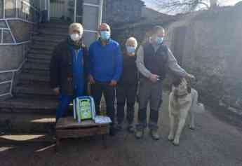 Un policía jubilado de Orense compra un desfibrilador para cardioproteger a los 7 habitantes de su aldea en Galicia