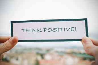 Psicopartner explica por qué no hay que fiarse de los lemas positivos 