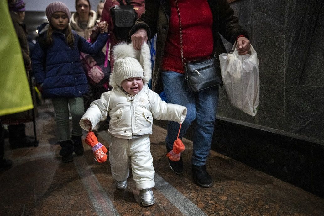 Mujeres y menores en riesgo de trata o hambruna efectos del conflicto en Ucrania según Comité de Emergencia