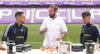 Luis Pérez y Anuar, futbolistas del Real Valladolid, cocinan con el chef Javi Peña una receta de Herbalife Nutrition