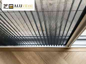 Mosquiteras plisadas, perfectas para entradas y balcones ahora que llega el buen tiempo, según Aluvidal