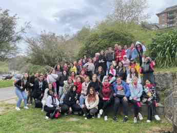 Más de 50 estudiantes del Centro de Formación Profesional Arce participan en la limpieza de la playa Ereaga
