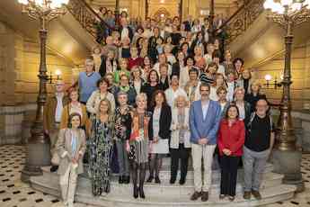 Foto de familia de las enfermeras homenajeadas junto al alcalde de San Sebastián y la presidenta del COEGI.