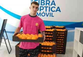 Foto de Cliente con su caja de naranjas