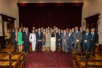 Foto de familia del nuevo Comité Ejecutivo del  Cuerpo Consular de Barcelona.